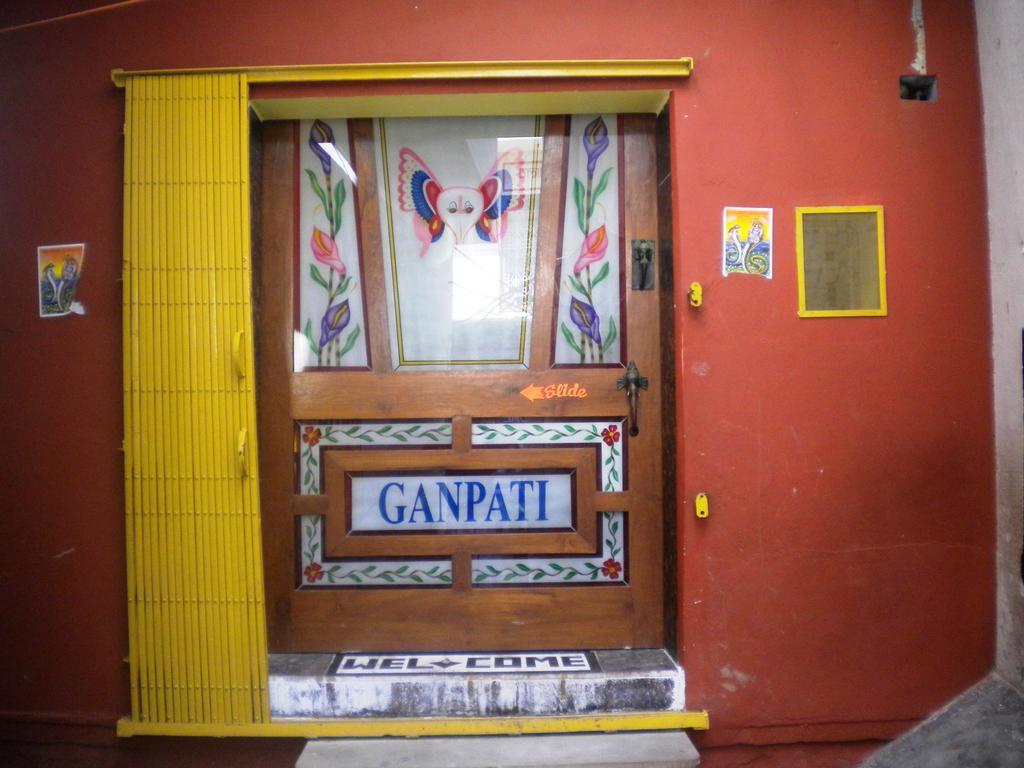 Ganpati Guest House Варанаси Екстериор снимка